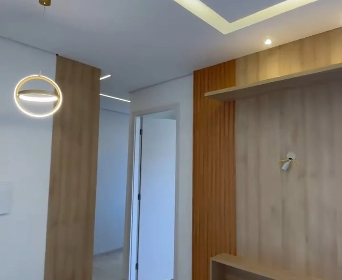 Ambiente executado com forro, sanca de LED, spots e painel ripado de madeira.