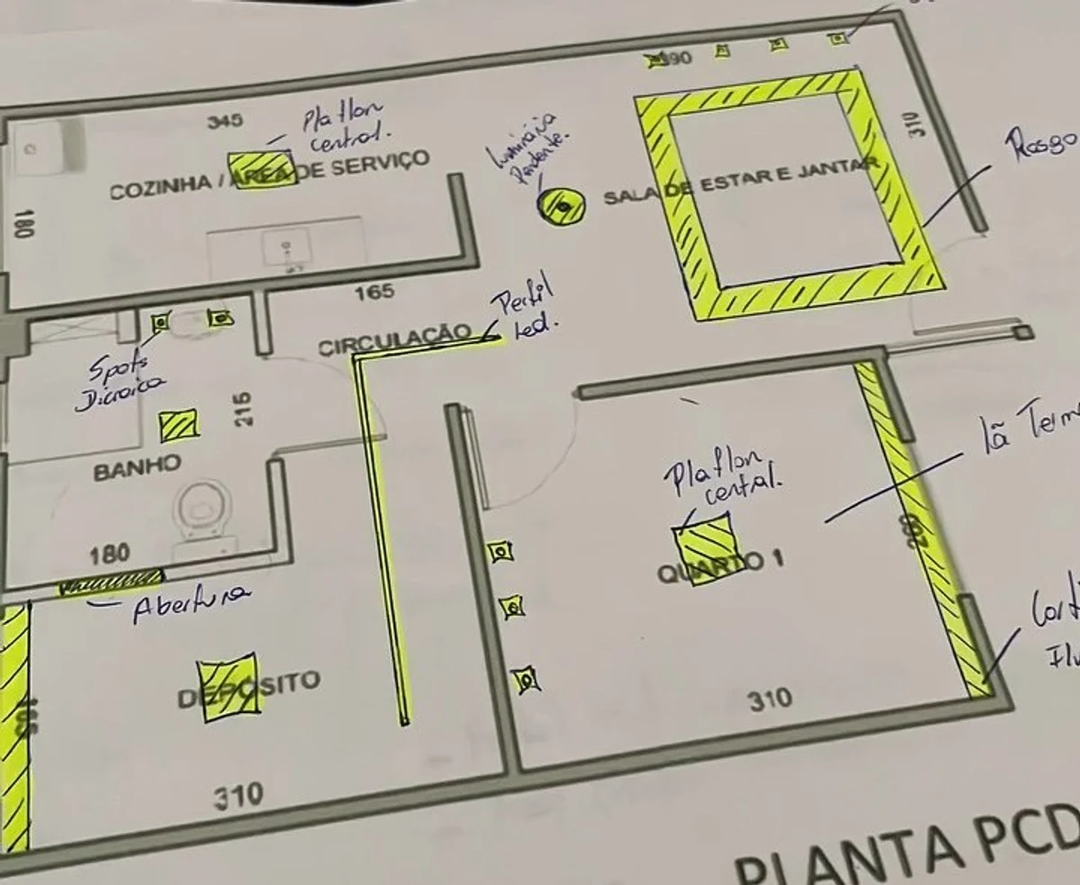 Planta baixa marcada à mão com posição de spots, sanca e paredes em drywall.
