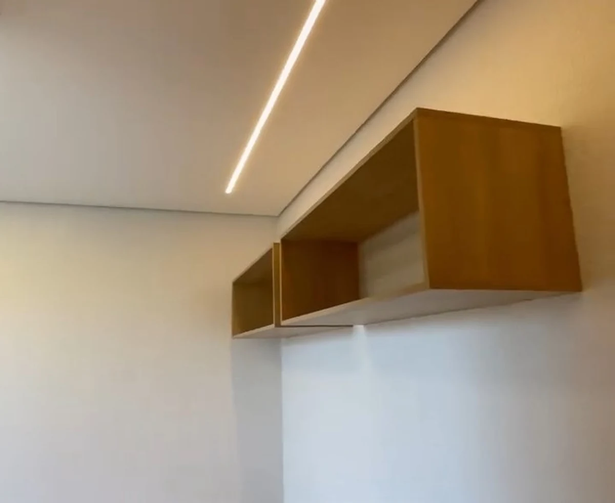 Ambiente pronto com perfil de LED embutido no forro e sanca acesa em luz quente.